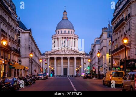 Paris, Frankreich - 26. März 2020: 10. Tag der Sperrung wegen Covid-19 vor dem Pantheon in Paris. Die Straßen sind leer Stockfoto