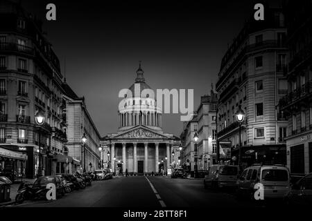 Paris, Frankreich - 26. März 2020: 10. Tag der Sperrung wegen Covid-19 vor dem Pantheon in Paris. Die Straßen sind leer Stockfoto