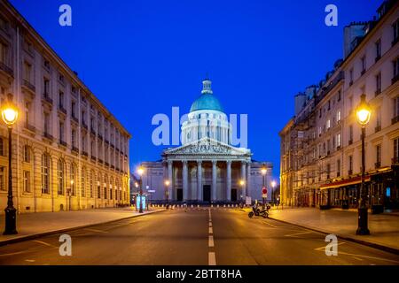 Paris, Frankreich - 26. März 2020: 10. Tag der Sperrung wegen Covid-19 vor dem Pantheon in Paris. Die Straßen sind leer Stockfoto