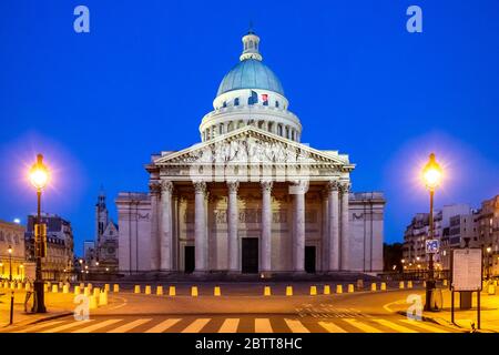 Paris, Frankreich - 26. März 2020: 10. Tag der Sperrung wegen Covid-19 vor dem Pantheon in Paris. Die Straßen sind leer Stockfoto