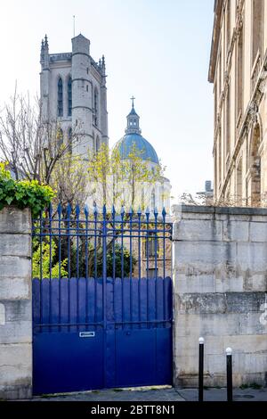 Paris, Frankreich - 28. März 2020: Pantheon-Kuppel und Kirche Saint Etienne du Mont hinter einem blauen Tor in Paris Stockfoto