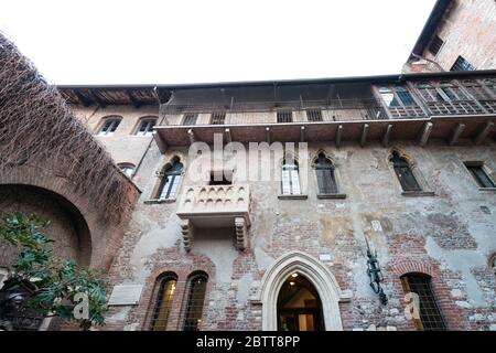 VERONA, ITALIEN - 14, MÄRZ 2018: Weitwinkelbild von Juliets Hausfassade, eine Besichtigung von Verona, Italien Stockfoto