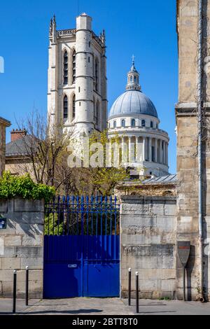 Paris, Frankreich - 1. April 2020: Pantheon-Kuppel und Kirche Saint Etienne du Mont hinter einem blauen Tor in Paris Stockfoto