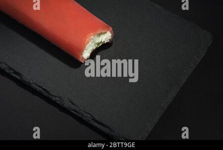 Gegessen Wasser Melone Geschmack Eis auf schwarzem Tablett Stockfoto