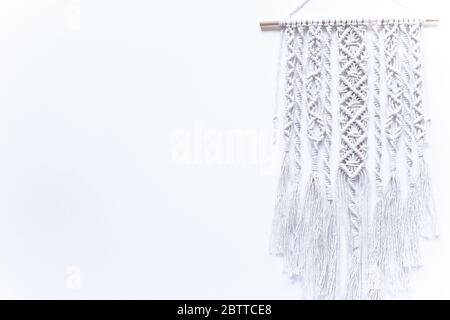 Handgefertigter Macrame auf weißem Hintergrund, Platz für Text,, Kopierraum, Banner, flaches Layout, Draufsicht, Hobby Kreativität Stockfoto