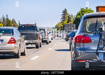 Starker Verkehr auf den Autobahnen Kreuzung Silicon Valley, San Francisco Bay Area, Kalifornien Stockfoto