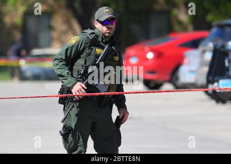 Grand Forks, North Dakota, USA. 27. Mai 2020 Polizeibeamte bewachen die Szene einer Schießerei am Mittwochnachmittag in der 2627 South 17th Street in Grand Forks, ND. Zwei Polizeibeamte der Gegend wurden erschossen und verletzt, ebenso der Verdächtige. Auch eine Frau in der Wohnung wurde erschossen. Russell Hons/CSM Stockfoto