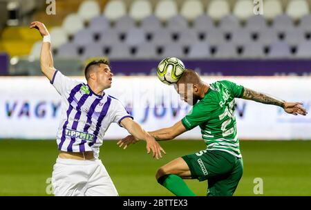 BUDAPEST, UNGARN - MAI 27: (r-l) Miha Blazic von Ferencvarosi TC gewinnt den Ball von Soma Novotny von Ujpest FC während des ungarischen OTP Bank Liga-Spiels zwischen Ujpest FC und Ferencvarosi TC am 27. Mai 2020 im Ferenc Szusza Stadion in Budapest, Ungarn. Stockfoto