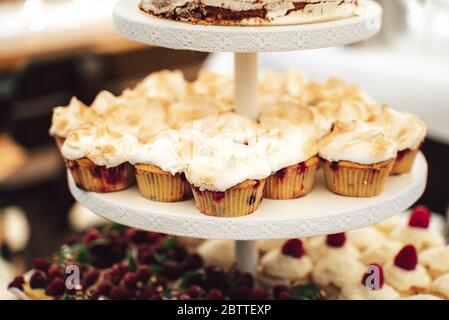 Köstliche Mini-Kuchen in Büfetts. Verschiedene Cupcake Desserts auf der Party. Feier, Party, Geburtstag oder Hochzeit Konzept. Stockfoto