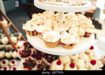 Köstliche Mini-Kuchen in Büfetts. Verschiedene Cupcake Desserts auf der Party. Feier, Party, Geburtstag oder Hochzeit Konzept. Stockfoto