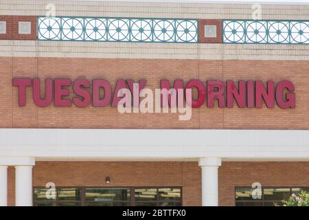 Dallas, USA. Mai 2020. Das Foto vom 27. Mai 2020 zeigt das Logo eines Dienstagmorgen-Geschäfts in Plano, Texas, USA. US-Off-Price-Einzelhändler Dienstag Morgen hat für den Konkursschutz inmitten der COVID-19 Pandemie eingereicht, sagte das Unternehmen am Mittwoch. Kredit: Dan Tian/Xinhua/Alamy Live News Stockfoto