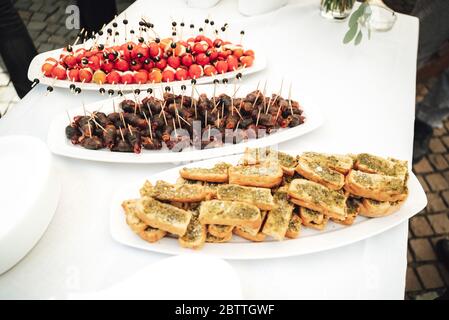 Selbstbedienungs-Buffet mit verschiedenen Arten von kleinen Snacks. Feier, Geburtstag, Party, Hochzeitskonzept. Stockfoto