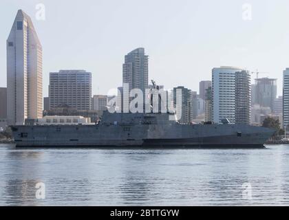 Das US Navy Independence-Variante Littoral Combat Ship USS Kansas City passiert die Skyline, während es zum Marinestützpunkt San Diego 24. Mai 2020 in der San Diego, Kalifornien segelt. Stockfoto