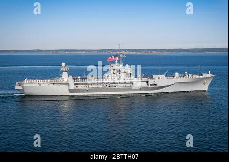 Die Matrosen der US-Marine, die dem Kommando- und Kontrollschiff der Blue Ridge-Klasse USS Mount Whitney zugewiesen sind, nehmen an einer Gedenkfeier zu Ehren des Memorial Day am 26. Mai 2020 vor der Küste der Normandie, Frankreich, Teil. Stockfoto