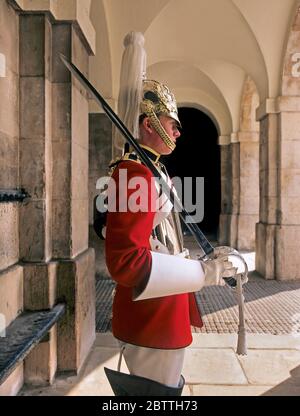 Trooper des Royal Household Cavalry zu zeremoniellen Wache an horseguards Whitehall London UK Stockfoto