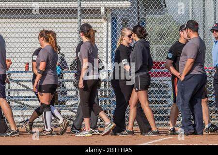 Spielen in einem gemischten Slo Pitch Softball-Spiel, Teams schütteln Handws a t Ende. Stockfoto