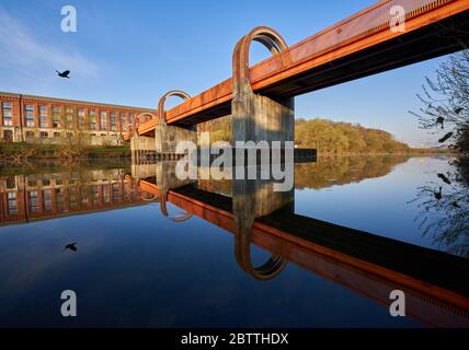 Brücke zur alten Spinnerei spiegelt sich im Neckar, Taubenfliegen.Plochingen, Deutschland Stockfoto