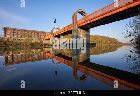 Brücke zur alten Spinnerei spiegelt sich im Neckar, Taubenfliegen.Plochingen, Deutschland Stockfoto