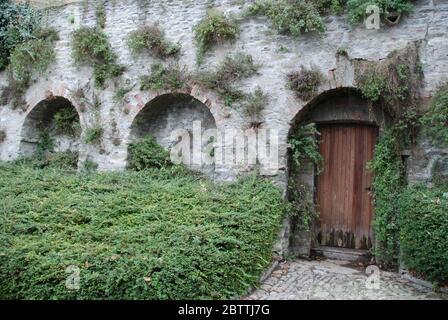 Seitliche Tür der Castello di Serralunga d'Alba, Piemont - Italien Stockfoto