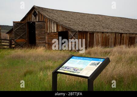 P Ranch Scheune mit Interpretationsboard, Malheur National Wildlife Refuge, Oregon Stockfoto