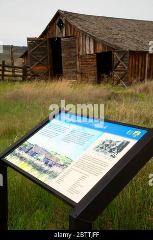 P Ranch Scheune mit Interpretationsboard, Malheur National Wildlife Refuge, Oregon Stockfoto