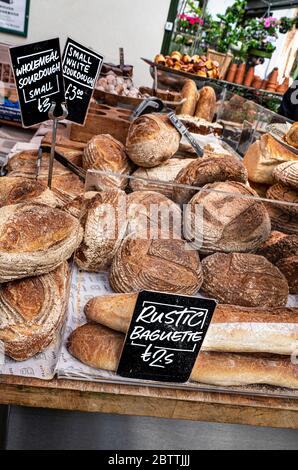 Brote Borough Market Stall Rustisches authentisches Baguette und Sourdough Brot in der Borough Market Bakery. Spezialbrot Borough Market Bakery „Bread Ahead“ Stall im Inneren mit einer Vielzahl attraktiver handgemachter Brote zum Verkauf. Kunsthandwerkerspezialitäten-Bäckerei am Borough Market Southwark London UK Stockfoto