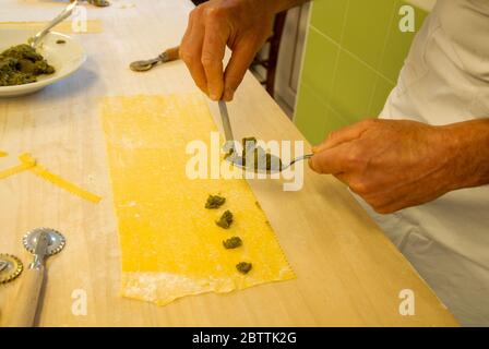 Vorbereitung eines typischen Langhe: Pasta Agnolotti Stockfoto