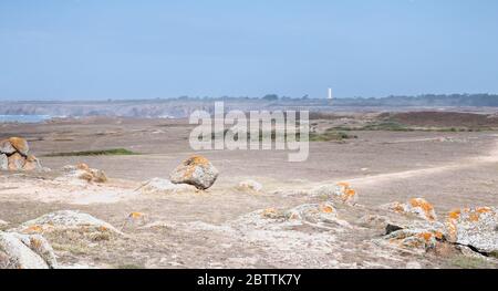 Blick auf die felsige Düne der Ile d'Yeu neben dem Meer mit ihrem kleinen Strandhaus, Frankreich Stockfoto