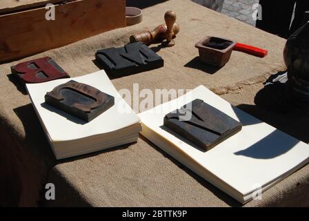 Tisch mit Briefmarken und Druck mit beweglichen Schriften Stockfoto