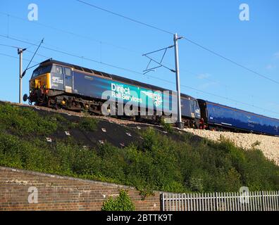 Rail Operations Group Direct Rail Services Class 57 57301 Golilath passiert Northampton auf der West Coast Main Line Stockfoto