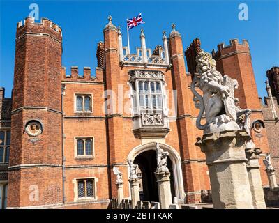 Eingang zum Hampton Court Palace mit Union Jack Flag Flying, einem königlichen Tudor-Palast im Londoner Stadtteil Richmond auf der Themse Greater London Surrey, Großbritannien Stockfoto