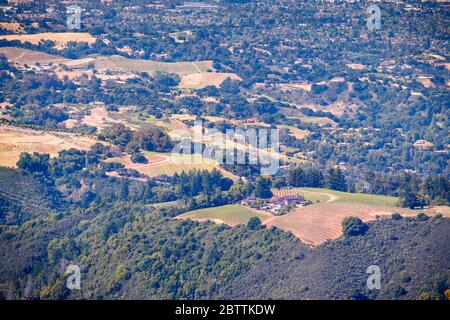 Luftaufnahme der Hügel, die von Weinbergen und Villen in Santa Cruz Mountains, Saratoga, Kalifornien bedeckt sind Stockfoto