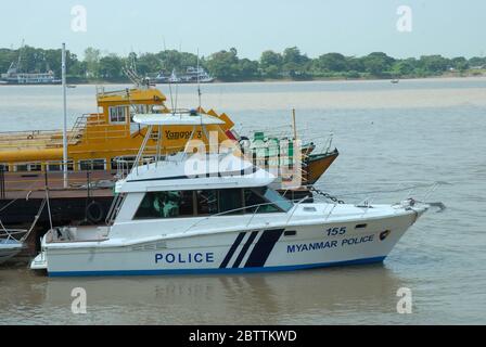 Polizeiboot am Pansodan Fährterminal, Yangon, Myanmar, Asien. Stockfoto