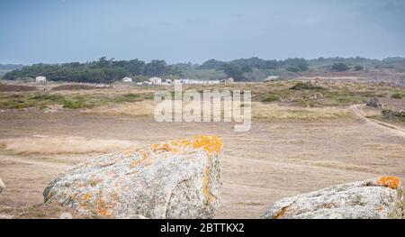 Blick auf die felsige Düne der Ile d'Yeu neben dem Meer mit ihrem kleinen Strandhaus, Frankreich Stockfoto