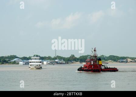 Eine Passagierfähre, die nach einer Fahrt über den Yangon-Fluss, Yangon, Myanmar, Asien am Pansodan-Fährterminal von Dala ankommt. Stockfoto