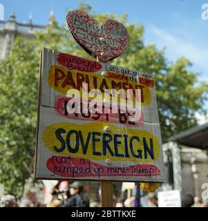 Brexit-Protest in London, große Menschenmassen marschieren ins Parlament und 10 Downing Street, während Großbritannien sich dem Austritt aus der Europäischen Union nähert Stockfoto