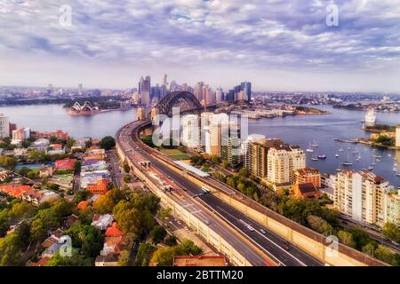 Autobahn, die die Sydney Harbour Bridge zum Stadtzentrum von Sydney führt, mit erhöhter Luftaufnahme über den Dächern und Hochhäusern. Stockfoto