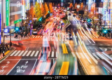 Tokio, Japan 31 Dez 2019: Shinjuku Shibuya Straßenüberfahrt bei Nacht mit Kfz-Ampeln verschwommen auf einer Straße. Stockfoto