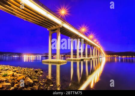 Tasman Brücke über den Derwent Fluss in Hobart - Hauptstadt des tasmanischen Staates in Australien. Stockfoto