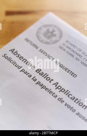 Ansicht eines Abwesenheitsantrags auf einen Tisch in New York, NY 10031, USA, 27. Mai 2020. Stockfoto