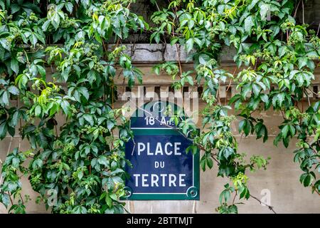 Paris, Frankreich - 12. Mai 2020: Straßenschild Place du Tertre, ein Platz, der für seine Maler und Zeichner in Montmartre in Paris berühmt ist Stockfoto