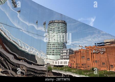 Die Gebäude Rotunda und Odeon spiegeln sich in der Spiegelfassade des Grand Central Shopping Centre, New Street, Birmingham wider. Stockfoto