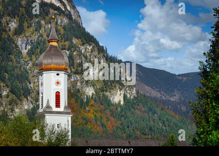 Die Kirche St. Martin, erbaut im barocken Roccoco Stil um 1720, in Garmisch-Partenkirchen, Deutschland. Stockfoto