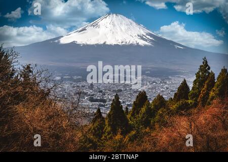 Die Stadt Gotemba, Japan mit dem Berg Fuji im Hintergrund. Stockfoto