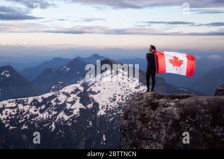 Epische abenteuerliche Extreme Composite von Mädchen mit einer kanadischen Flagge Stockfoto