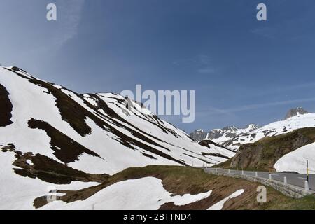 Roadtrip zum Oberalppass in der Schweiz Stockfoto