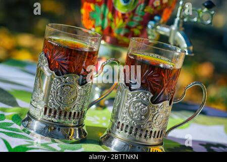 Glas Tee Halter mit Tee in Gläsern und russische Samowar Stockfoto