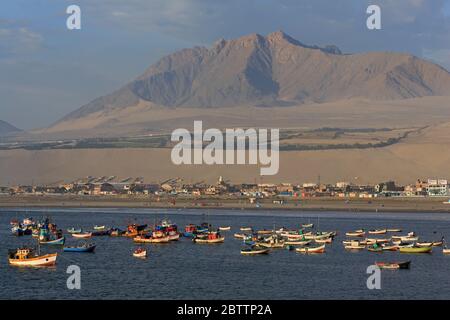 Fischerboote, Hafen von Salaverry, Peru, Südamerika Stockfoto