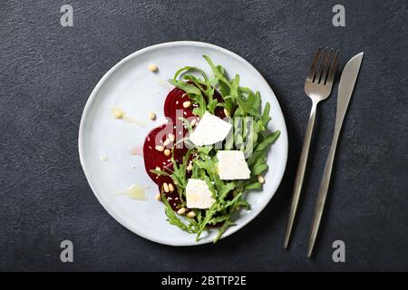 Teller mit Rucola, Rüben und Feta-Salat. Mit Pinienkernen und Honig bestreut Stockfoto