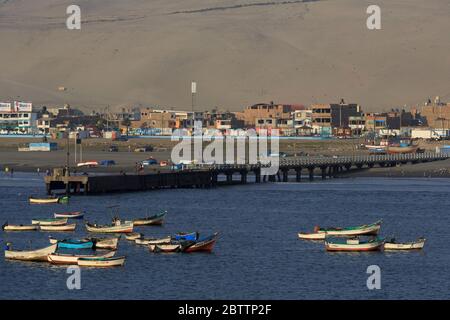 Fischerboote, Hafen von Salaverry, Peru, Südamerika Stockfoto